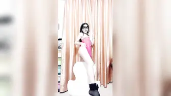舞蹈系眼镜极品御姐！换装护士长红肚兜！美腿高跟鞋，脱下丁字裤摇摆翘臀，热舞搔首弄姿