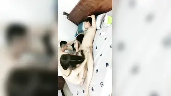 轻熟女姐妹组合露脸激情4P伺候年轻小哥哥，让小哥吃奶子口交大鸡巴，黑丝情趣互动抽插，浪叫呻吟不止好刺激