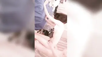 纹身哥操学生妹小女友！苗条身材超紧致粉穴！扶着腰后入爆操，吸吮舔屌活不错，扛起腿进进出出