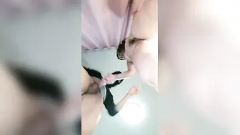 家里的小骚妻露脸让大哥双腿夹着口交大鸡巴玩弄，主动上位跟狼友撩骚互动，让大哥后入爆草抽插给狼友看秒硬