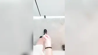 丰满巨乳妹子在公厕玩剧情，偶遇男子直接开干趴下深喉大屌撅起屁股后入啪啪