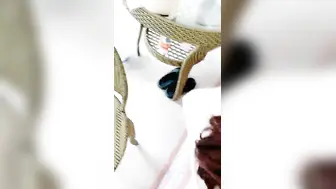 乖巧的骚逼跟纹身大哥宾馆约啪，69口交舔鸡巴，让大哥压在身下无套蹂躏爆草，玩着骚奶子最后射嘴里给她吃