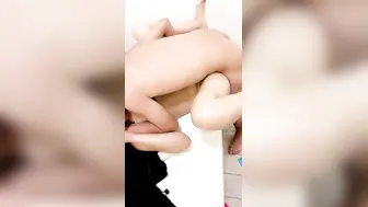 人妻榨汁机跟两个年轻小哥激情3P【下篇】淫乱的房间被两个小哥各种玩弄，揉奶玩逼道具玩弄，各种蹂躏抽插