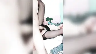 名模身材，高颜值女友黑丝开档大秀身材各种诱惑给男友口含大屌女上位操逼