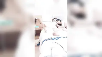 土豪哥4P露脸姐妹花，黑丝高跟一起给大哥舔鸡巴舔蛋蛋还舔乳头好骚，让小哥轮草抽插舔逼吃奶女女互玩好刺激