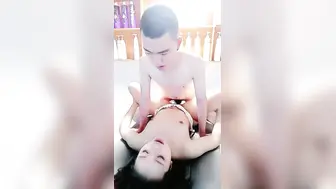 大白天生意不好做窗帘一拉直播赚钱，超卖力口交深喉帅哥男友花样玩逼口爆一嘴