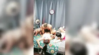 三姐妹在一起跟小哥们玩群P【上】全程露脸让小哥哥们在床上轮着草，对着镜头浪荡呻吟，一个接一个精彩不要错过