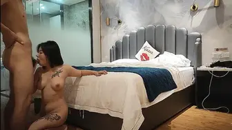 【第一深情】酒店约操嫩妹，身材纹身蹲地口交，主动骑乘操大屁股，站立后入爽翻