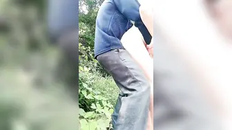 渣女来袭大早上户外勾搭路人激情啪啪，口交大鸡巴像个母狗一样撅着让小哥后入草逼和菊花站着喷尿
