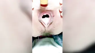 新来的妹子颜值高玩的开，全程露脸漏着奶子的全身黑丝情趣诱惑，让小哥压在身下爆草吃奶亲嘴，撅着屁股玩菊花