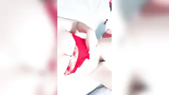 新来的红肚兜少妇，颜值高身材好红色丝袜情趣深夜陪狼友骚，自己舔骚奶子特写骚穴展示，浪荡呻吟精彩别错过