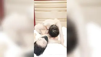 极品甜美牙套小表妹被眼镜小哥狂操，双腿肩上扛抽插，圆润蜜桃臀骑乘撞击，扶着细腰后入，表情可见一脸享受