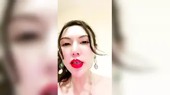 极度淫荡烈焰红唇御姐大长屌极限自慰，修长美腿特殊视角抽插，进进出出视觉享受，桌子上骑乘扭动小腰