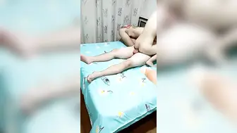 母女直播激情大秀4P【下篇】全程露脸菊花塞鸡蛋道具被两大哥草骚穴，母女互草一起舔鸡巴，草了骚逼草菊花比母狗还骚