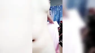 现在的人就是开放，和闺蜜一块住，当着闺蜜面自己做黄播，在镜头面前搔首弄姿