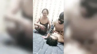 多人淫乱换妻游戏【下篇】全程露脸丝袜情趣装诱惑，淫声荡语各种玩弄，道具抽插口交大鸡巴，吃奶玩逼爆草蹂躏好骚