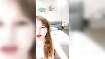 大奶骚女喜欢被爆菊，情趣露奶装，无毛粉嫩肥穴，抽插菊花按摩器震穴，爽的嗯嗯浪叫，太骚了极度诱惑