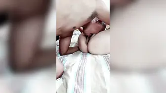 大黑鸡巴草短发骚少妇，全程露脸深喉口交顶到她干呕，各种体位爆草骚逼和菊花，草了菊花的大鸡巴塞到嘴里射精