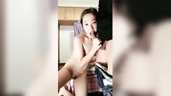 女人骚起来男人都害怕【下篇】两女多男激情啪啪，强扒男人裤子口交大鸡巴，骑在脖子上强迫舔逼灌尿给他喝无套内射