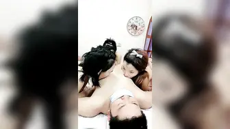 女子养生会所激情4P，小哥真会享受两个乳头和鸡巴一起被三个骚逼舔，看着就超级爽，轮草三女各种抽插爆草