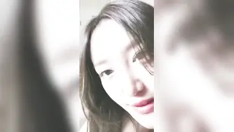 妩媚小少妇露脸性感的情趣睡衣深夜陪狼友骚，口交大鸡巴让小哥无套各种抽插，表情好骚还跟狼友撩骚自慰骚穴