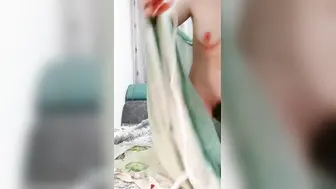 哺乳期的小少妇露脸颜值很高，情趣肚兜诱惑撩人，听狼友指挥脱光光自慰骚穴呻吟表情好骚，挤奶水给狼友喝