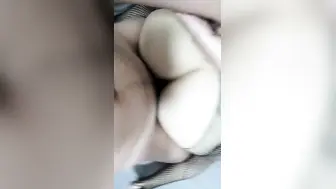 喜欢内射的小骚骚，露脸给小哥哥把大鸡巴撸起来，撅着屁股让小哥拽着头发后入爆草，浪荡呻吟表情好骚直接内射