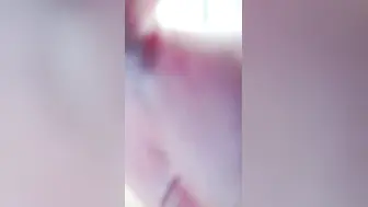 颜值不错的小少妇嘴里叼着丝袜让小哥无套爆草，压在身下蹂躏鸡巴好硬干的好爽，骚逼高潮冒白浆精彩刺激不断