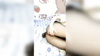 颜值区优质清纯系嫩妹玩大转盘，撩起短裙黑丝肥臀，没穿内裤超嫩小穴，小尺度诱惑，抬起双腿若隐若现，极度诱惑
