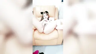 颜值很高的小少妇情趣诱惑【激情自慰下篇】嘴里叼着大鸡巴还拿道具抽插骚穴，眼神迷离表情好骚水好多