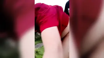 风骚女友激情户外全程露脸与小哥激情啪啪，口交大鸡巴真空裙子撩起来让小哥爆草抽插，射在大屁股上不要错过