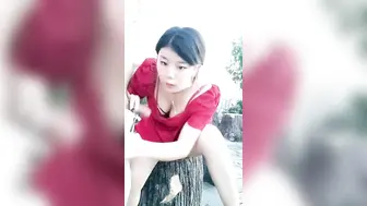 风骚女友激情户外全程露脸与小哥激情啪啪，口交大鸡巴真空裙子撩起来让小哥爆草抽插，射在大屁股上不要错过
