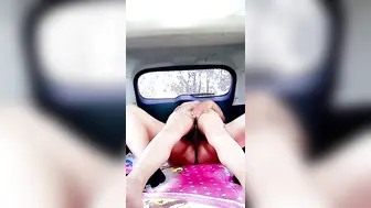 风骚少妇与大哥苞米地头玩车震，69口交大鸡巴真骚，激情女上位让大哥揉着奶子激情抽插，浪荡呻吟不止刺激