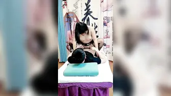 骚技师勾搭男客户，床上按摩黑丝情趣撩起衣服漏出奶子调戏小哥的大鸡巴，床上激情抽插草的好猛让小哥射一逼