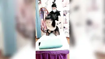 骚技师勾搭男客户，床上按摩黑丝情趣撩起衣服漏出奶子调戏小哥的大鸡巴，床上激情抽插草的好猛让小哥射一逼