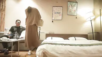 高端大圈极品妹子，花臂纹身美乳，抓着大屌吸吮，美臀骑乘一上一下抽插.