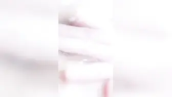 麻花辫笑起来超甜美小姐姐【下篇】近距离自慰，镜头前掰穴特写，手指拍打抠入抽插，搞的湿湿手法娴熟，高潮不断流出水