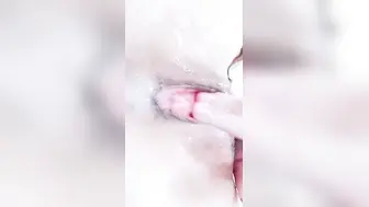 麻花辫笑起来超甜美小姐姐【下篇】近距离自慰，镜头前掰穴特写，手指拍打抠入抽插，搞的湿湿手法娴熟，高潮不断流出水