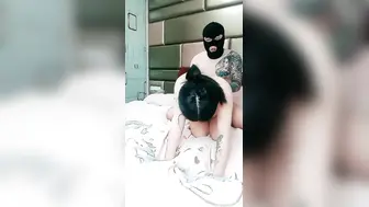 超骚的小少妇露脸跟小哥激情啪啪【4】一干就是两炮活很好，吃鸡巴舔菊花还给小哥舔乳头各种抽插，内射和口爆