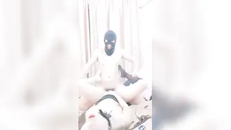 超高颜值女神【外送服务-下篇】麻花辫大美腿，淫荡指数9分，大战头套男，香蕉插穴黄瓜爆菊，双洞其插，搞完还不满足假屌自慰