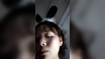 长相可爱的粉色丝袜妹子，粉色道具小海豹自慰阴道刺激阴蒂，掰开私处看粉穴