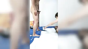 阿姨真多水，全程露脸开档黑丝被大鸡巴爆草蹂躏，一直喊着受不了骚逼又想要，高潮喷水不断精彩刺激不要错过