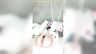 顶级粉嫩肥鲍美女小看似乖巧其实很骚，伸出舌头自摸贫乳，两根振动棒双管齐下，骑乘打桩被炮友操的啊啊叫