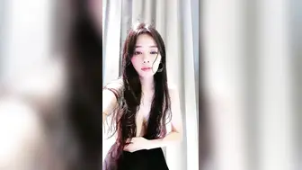 绿播转黄刚下海爆乳裸舞美女【紫色内衣】身材完美开档丝袜，柔软大奶子一直晃，浴室湿身翘起极品肥臀