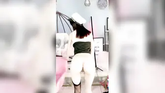 舞蹈系美女下海黄播【上篇】透视小肚兜跳雨伞舞，水蛇腰细长美腿，倒立一字马，红色高跟鞋，搔首弄姿诱惑