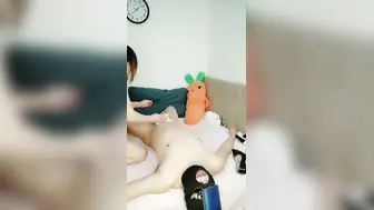 蒙面大哥双飞两个极品撒骚妇【下篇】露脸黑丝高跟三通抽插玩弄，道具爆菊花口交大鸡巴，边草边享受骚逼舔蛋蛋刺激