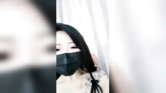 电臀女郎马甲线细腰【中篇】顶级美腿肥臀，把诱惑发挥到极致，翘起屁股上下摆弄，道具假屌爆插，从下面视角掰穴，高跟鞋骑坐
