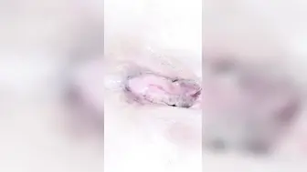 笑起来超级甜美小姐姐【上篇】超近视角自慰，掏出奶子非常粉嫩，手指扣穴拍打很湿，手法娴熟一看就是老手