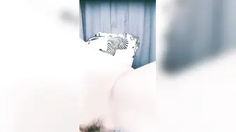 红唇风骚美女小姐姐全裸自慰极度诱惑，假屌抽插大量出白浆，揉搓阴蒂手指抠入，翘起屁股扭动娇喘连连
