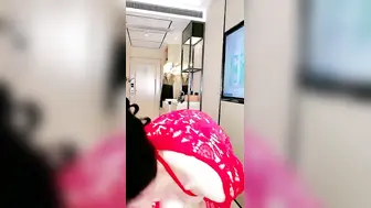 一线天肥穴美女【Park1】大尺度秀极其淫荡，高跟鞋插逼，扩阴器假屌抽插，高潮大量喷尿，润滑油抹胸双指扣穴很湿